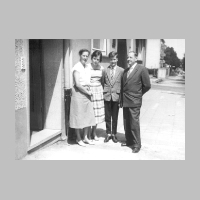 011-1019 1957 in Pforzheim in der Bluecherstrasse 19. Vor der Haustuer Mutti Marie-Erika, Gisela, Ulrich und Vati Oskar von Frantzius..jpg